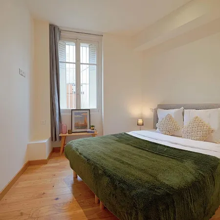 Superbe De 2 Pieces Apartment