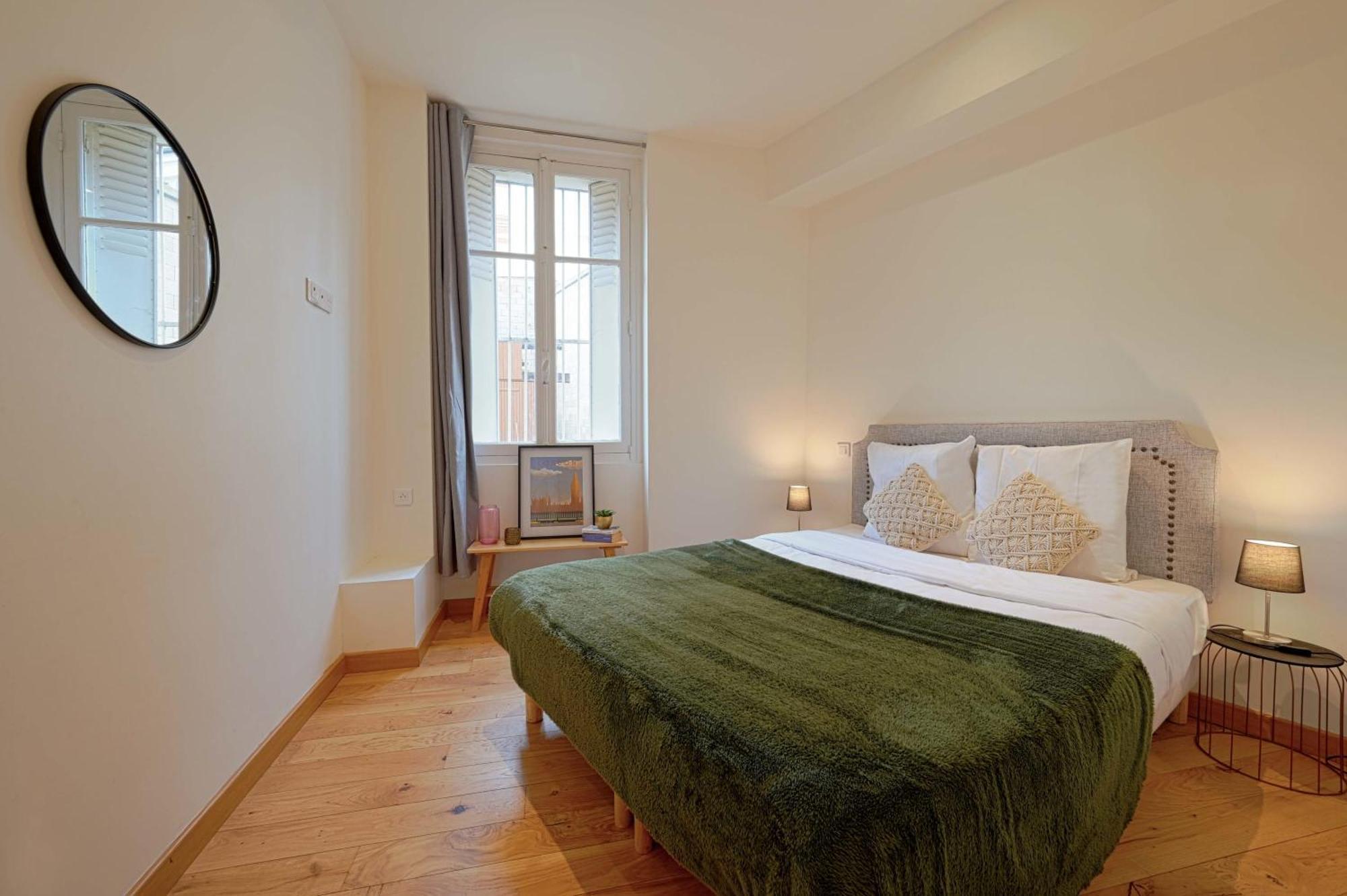 Superbe De 2 Pieces Apartment