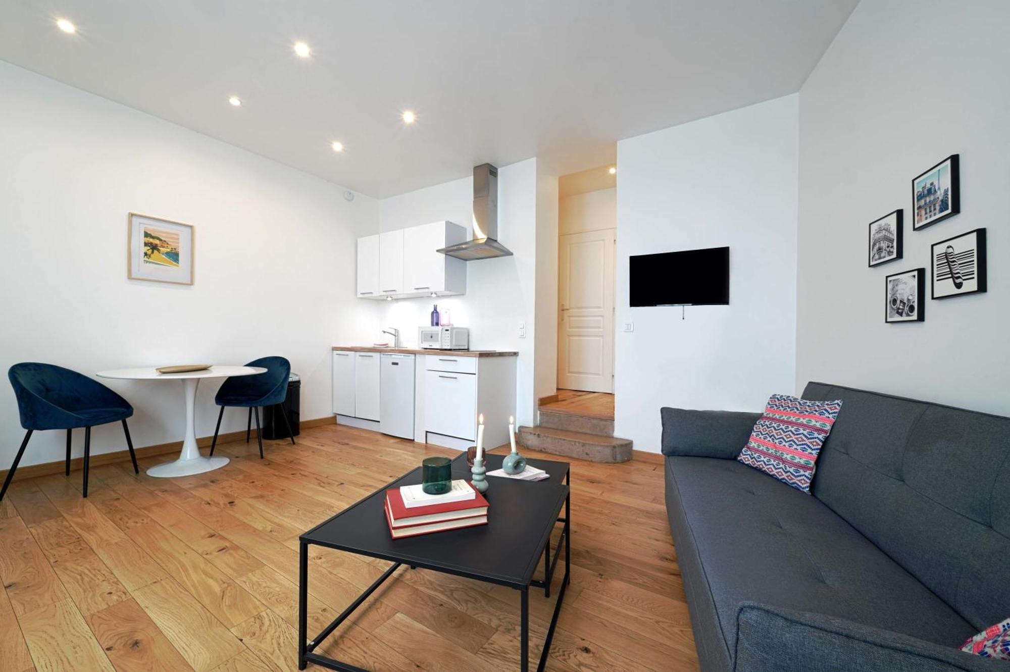 Superbe De 2 Pieces Apartment *